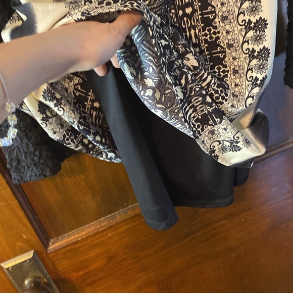 Brand new Maurice’s long lace flare sleeves and cut out in back 😍😍 ‼️FLAW‼️ - Picture 7 of 12